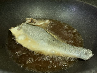 9、糖醋鲈鱼,另一半放锅里炸；