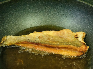 10、糖醋鲈鱼,2面金黄；