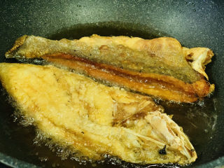 11、糖醋鲈鱼,再把之前的那半鲈鱼，放进去炸下；