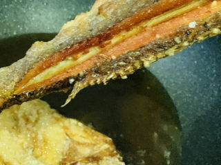 12、糖醋鲈鱼,夹起，摆盘；