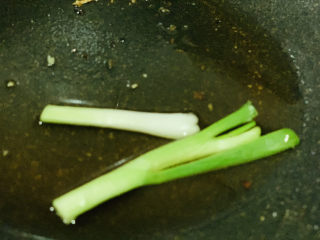 13、糖醋鲈鱼,锅里留底油，加葱白和姜片炒香；