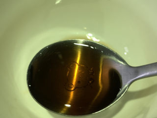 14、糖醋鲈鱼,在之前炸鲈鱼的时候，调一碗糖醋万能汁，1勺料酒；