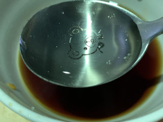 18、糖醋鲈鱼,5勺清水，搅拌均匀；