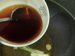 20、糖醋鲈鱼,加入糖醋汁，煮开；
