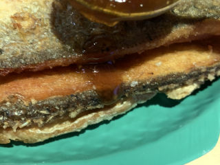 23、糖醋鲈鱼,关火，用勺子，均匀浇鲈鱼上；