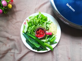 3、青椒烧鸭块,分别将配菜切好