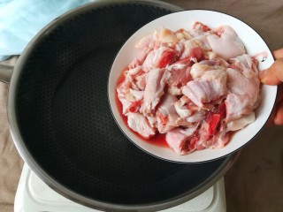 6、青椒烧鸭块,将鸭肉放入焯水