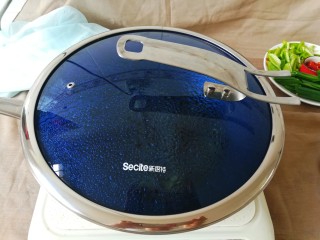 11、青椒烧鸭块,下适量的水焖煮15分钟