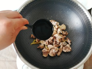 8、青椒烧鸭块,煸炒干水份倒入料酒