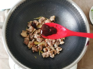 9、青椒烧鸭块,放入一勺柱侯酱，煸炒后下盐