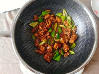 12、青椒烧鸭块,把青椒放入翻炒