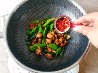 14、青椒烧鸭块,最后下泡椒，大火翻炒片刻即可
