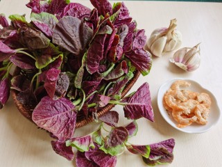 1、清炒苋菜,准备所需食材。