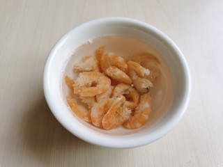 2、清炒苋菜,海米用清水泡软，顺便泡去部分咸味。