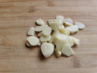 4、清炒苋菜,大蒜去皮，切成蒜片。
