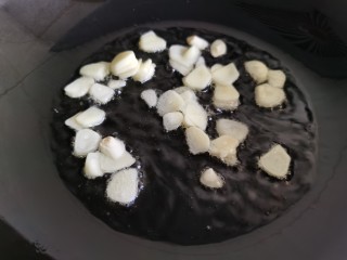 7、清炒苋菜,炒锅烧热放油，加入蒜片爆香。