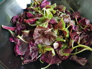 9、清炒苋菜,加入苋菜。