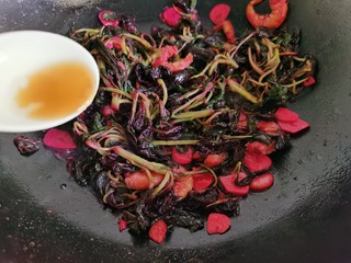 13、清炒苋菜,出锅前加入少许香油。