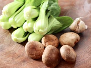 1、年夜饭必备的香菇油菜,油菜去根摘洗干净，香菇用刀去蒂。