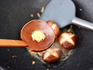 8、年夜饭必备的香菇油菜,再加入鸡精增加口感。
