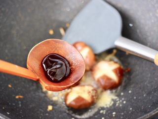 9、年夜饭必备的香菇油菜,再加入蚝油调味调色。