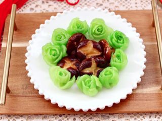 12、年夜饭必备的香菇油菜,过年招待亲朋好友的时候，来上一盘，是不是很有面子哟。