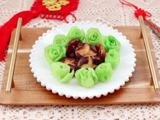 13、年夜饭必备的香菇油菜,成品一