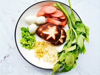 2、好吃到飞起的砂锅土豆粉,清洗干净,火腿切片,香菇打花刀,葱姜蒜切末。