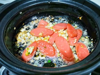 4、好吃到飞起的砂锅土豆粉,加火腿煎熟捞出。