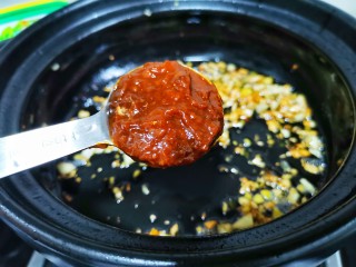 5、好吃到飞起的砂锅土豆粉,加两勺豆瓣酱。