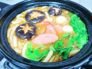 10、好吃到飞起的砂锅土豆粉,加入火腿,鹌鹑蛋,最后加入青菜。