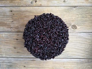 4、芒果黑糯米甜甜——夏日里的清凉甜意,将蒸熟的黑糯米晾凉（可根据个人口味加入适量的糖粉）。