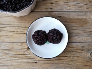 5、芒果黑糯米甜甜——夏日里的清凉甜意,用手蘸点水，取适量黑糯米攥紧后再搓成圆球。