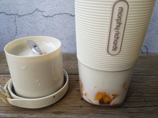 7、芒果黑糯米甜甜——夏日里的清凉甜意,另一片芒果切小块放入果汁杯加入适量的酸奶（牛奶）打成芒果奶昔。