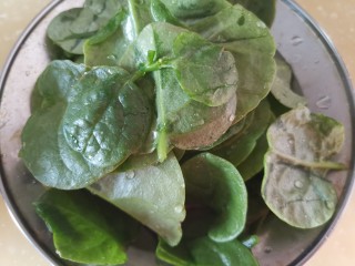 4、妈妈味道，鸡蛋面疙瘩汤,自己阳台上摘的木耳菜叶，洗净切丝