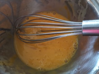 6、妈妈味道，鸡蛋面疙瘩汤,鸡蛋加一勺温水打散（这样煎鸡蛋更松软）