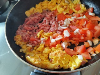 10、妈妈味道，鸡蛋面疙瘩汤,加入肉末、西红柿翻炒