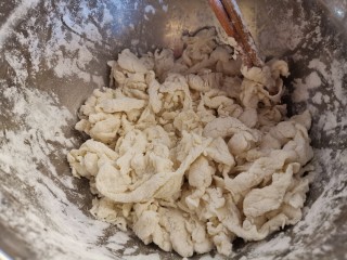 12、妈妈味道，鸡蛋面疙瘩汤,同时将面团用手撕成小块