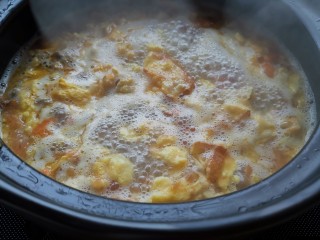 13、妈妈味道，鸡蛋面疙瘩汤,将煮开的鸡蛋汤倒入瓦罐