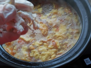 14、妈妈味道，鸡蛋面疙瘩汤,烧开，将面疙瘩分散加入，开后改小火