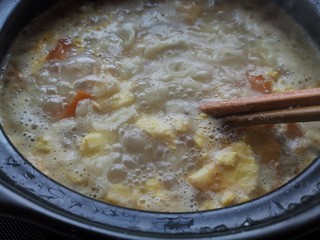 15、妈妈味道，鸡蛋面疙瘩汤,搅拌以免糊锅，中小火煮十分钟