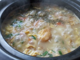 17、妈妈味道，鸡蛋面疙瘩汤,撒上葱花、罗勒叶、胡椒粉、盐