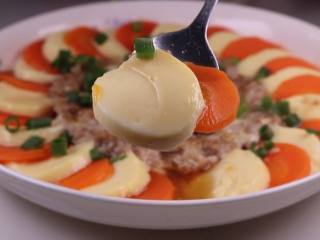 17、蒸豆腐的新吃法，口感嫩滑好吃爽口,豆腐口感嫩滑搭配鸡蛋、胡萝卜、肉末让整一道菜不仅好看，而且营养价值还很丰富呢。少油又少盐的一道蒸菜，非常适合全家老小吃呢。简单又美味的做法分享给你，如果你也喜欢的话，有空的时候不妨也试试呢。