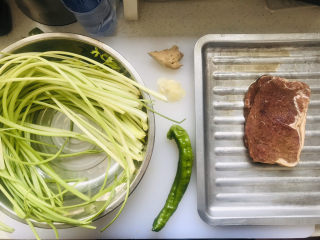 1、牛肉丝炒芹菜,所有用到的食材都在这里，牛肉我用的是现成的袋装牛排，煎牛排吃腻了，可以用它来炒菜哦；