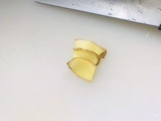 2、牛肉丝炒芹菜,鲜姜切片；