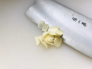 3、牛肉丝炒芹菜,大蒜切片备用；