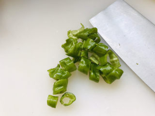 4、牛肉丝炒芹菜,青椒切小段；