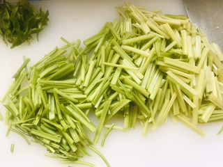 5、牛肉丝炒芹菜,毛芹菜切段；