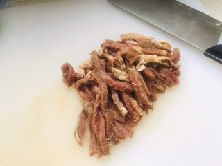 6、牛肉丝炒芹菜,牛排切丝；