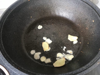 8、牛肉丝炒芹菜,再放入蒜片炒出香味儿；